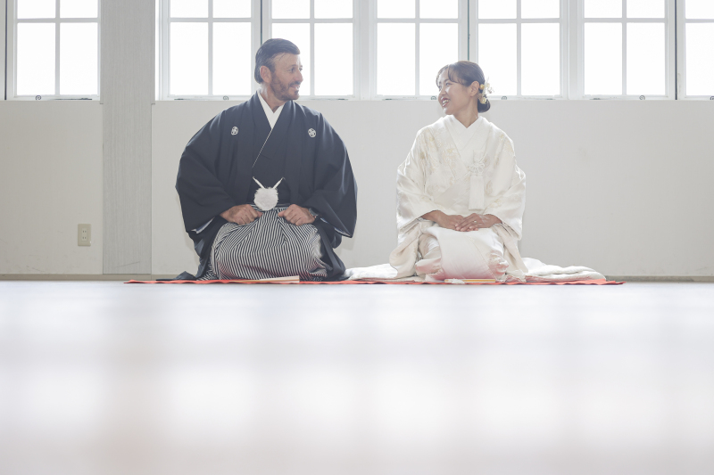 正座で見つめ合う幸せショット