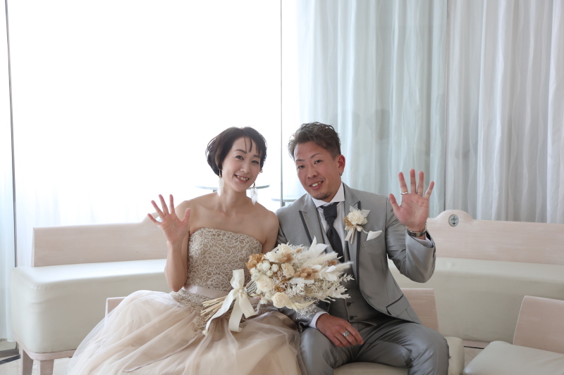 オーバーカラードレスでお色直し