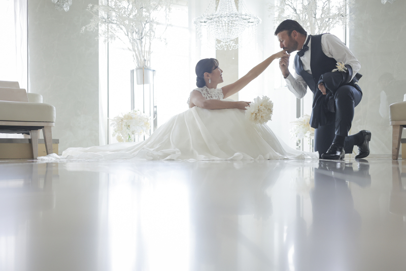 手の甲にキスするロマンチックシーン