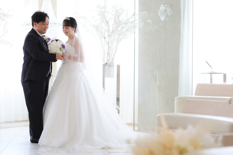 チャペルに映える黒いタキシード