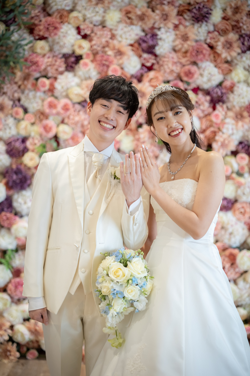 可愛いフラワーウォールの前でふたりのお写真も♡