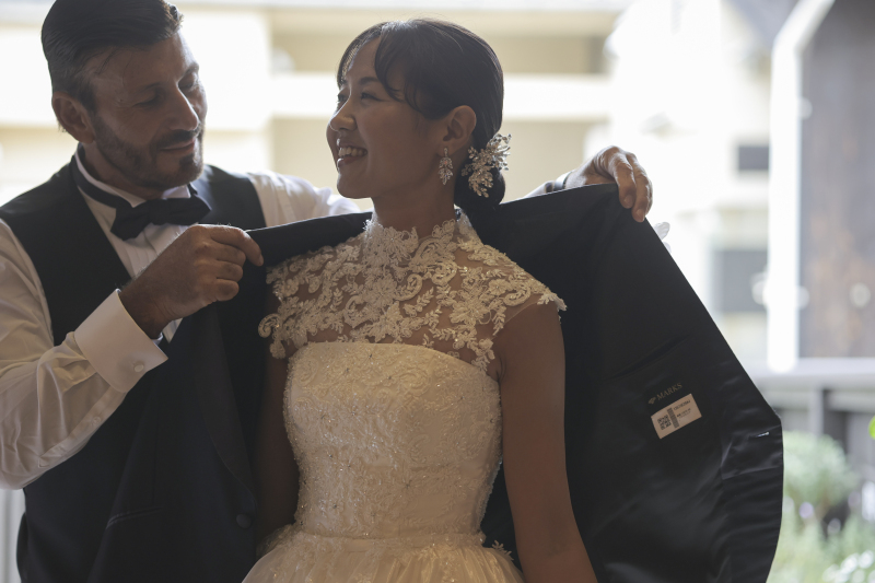 ジャケットをかける優しい仕草