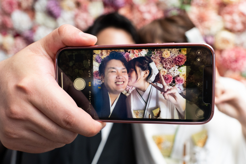 スマホを使ってニコニコスマイル