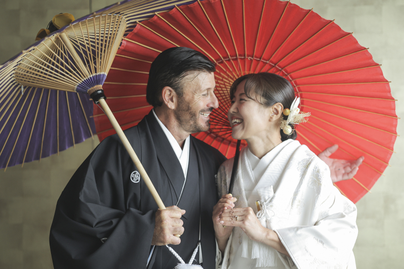 和傘を手に寄り添う笑顔