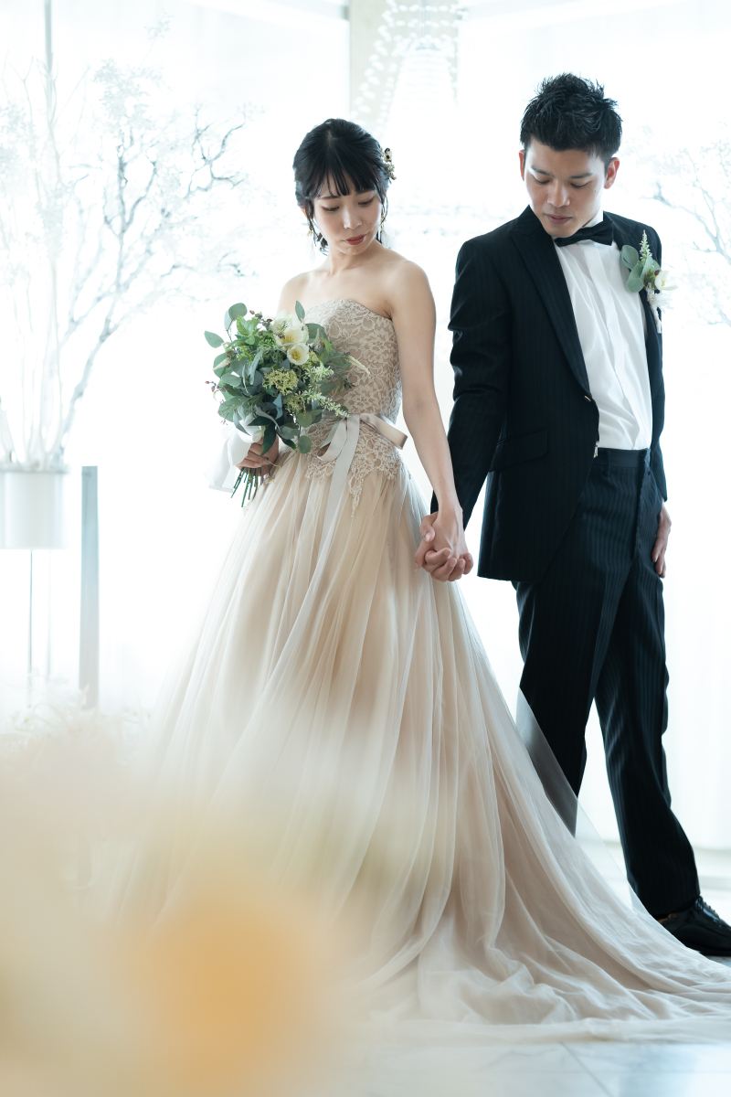 普段と同じ手繋ぎショットも特別な雰囲気に