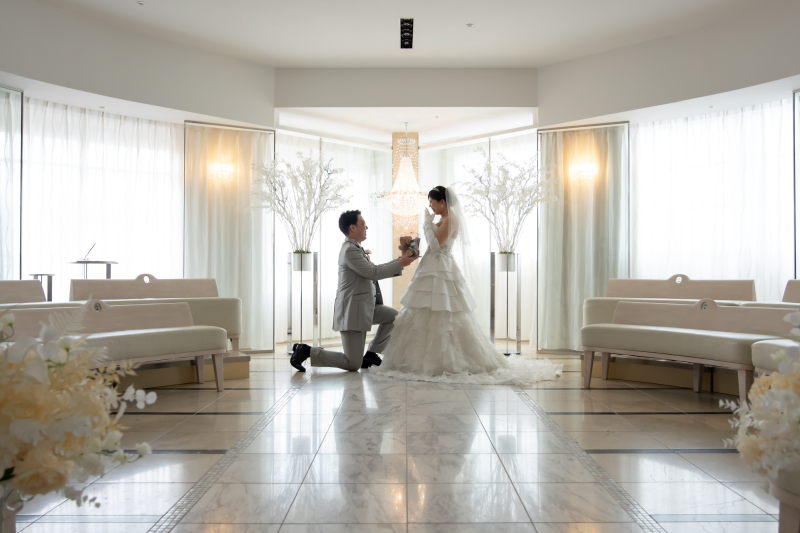 自然光とシャンデリアの輝くチャペル