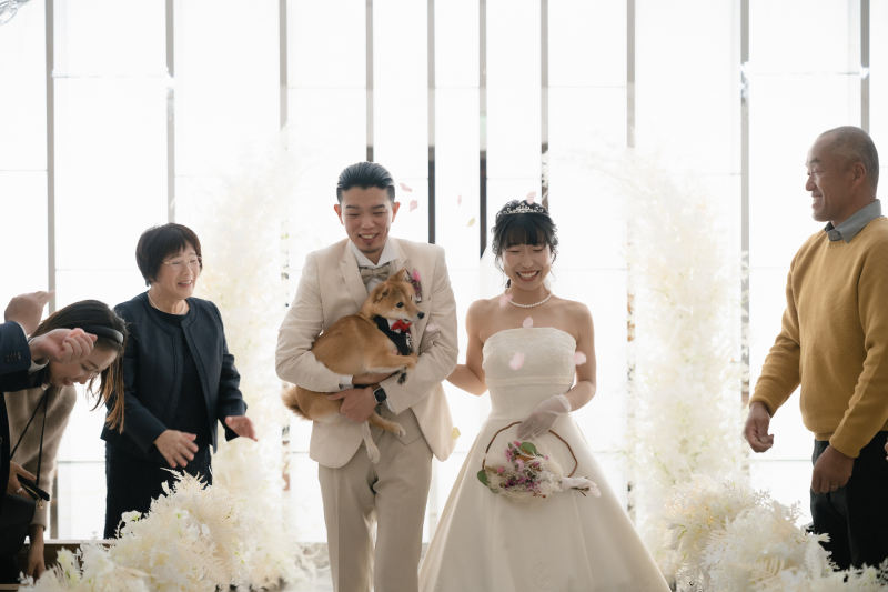 わんちゃんを抱っこしながら