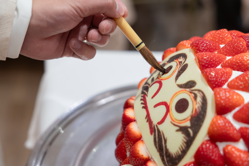 願いをこめて、だるまの目入れセレモニー♪