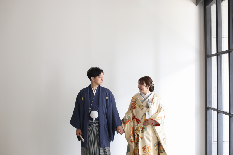 見つめ合って手をつなぐ