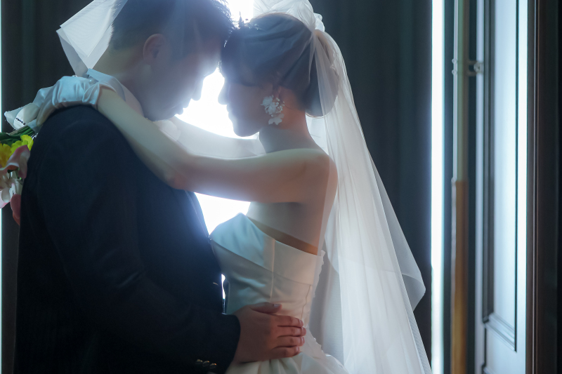 向かい合うふたりは