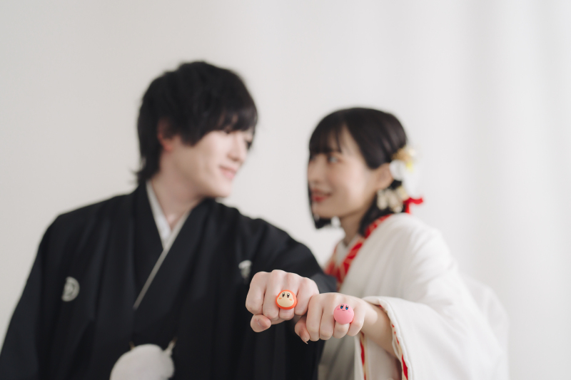 見つめあってグータッチ!