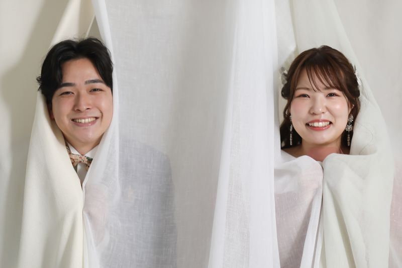 カーテンからひょっこり