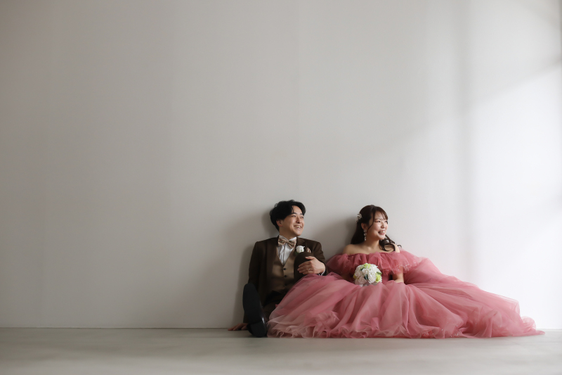 壁にもたれてリラックス