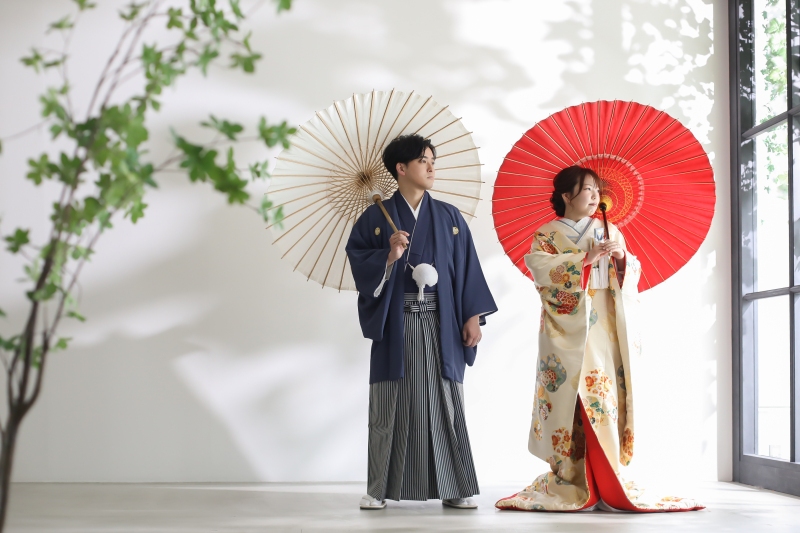 和傘を持って並んで