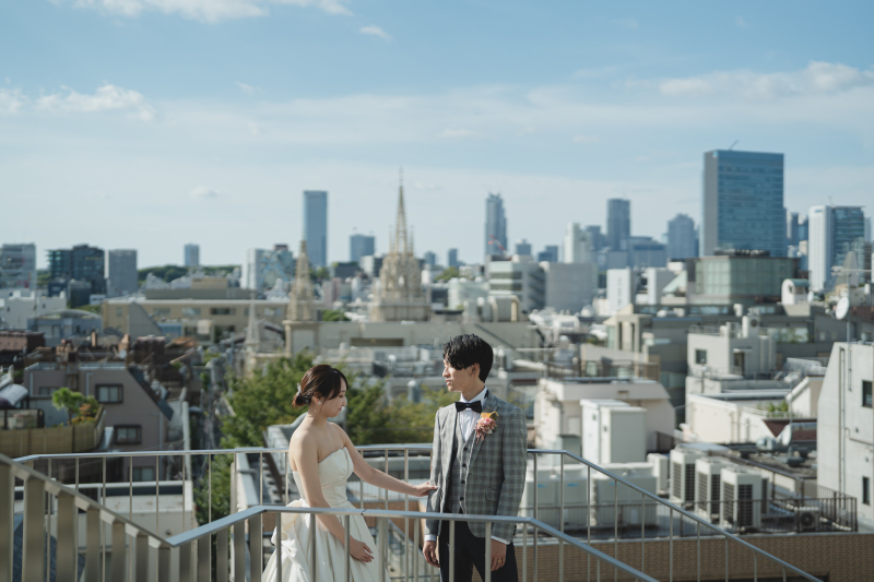 大都会の景色と一緒に撮影