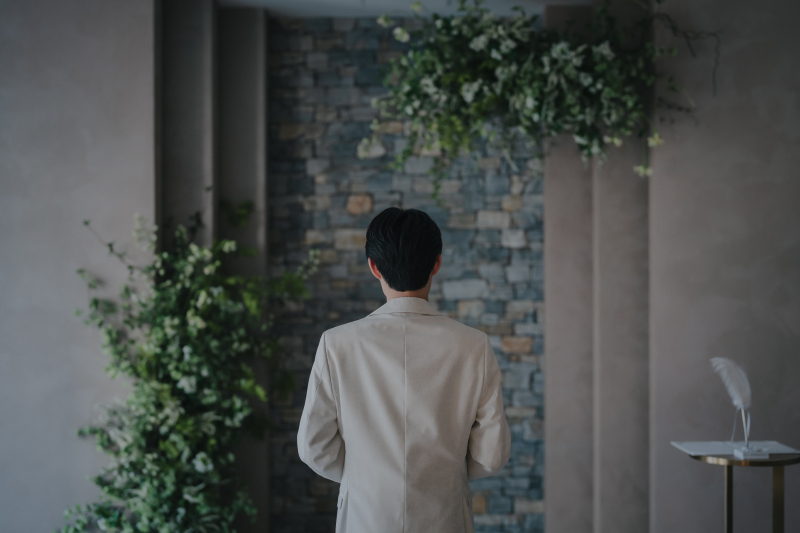 新婦様を待つ新郎様のお背中