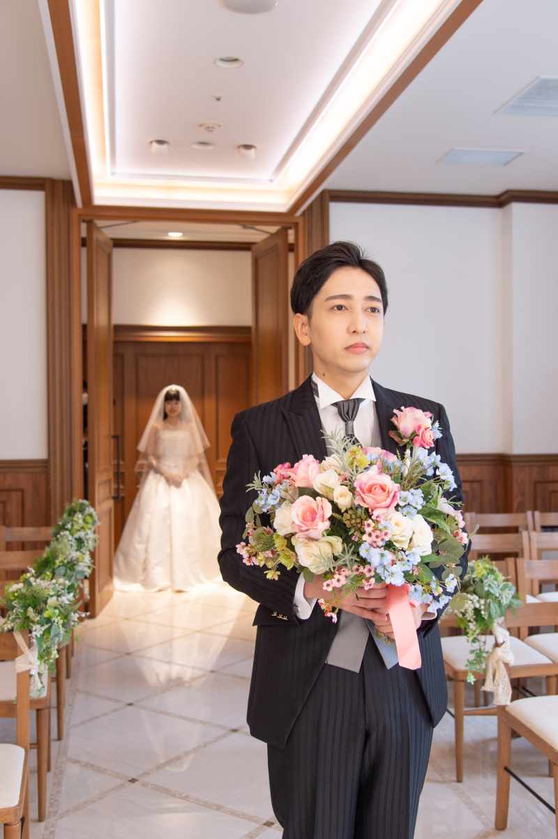 新郎に気づかれないように近づく新婦
