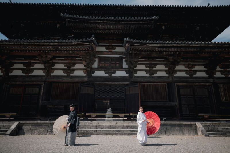 神社バックに迫力のあるお写真