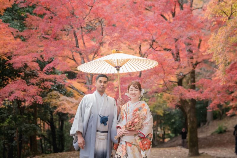 鮮やかな紅葉をバックに