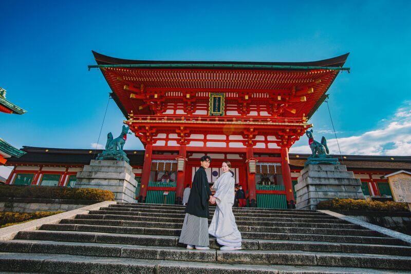 本殿をバックに