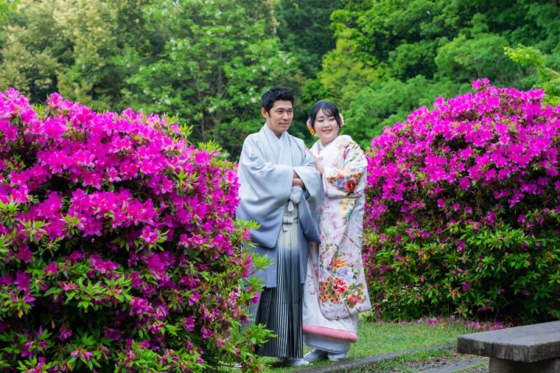 つつじが咲き誇る中