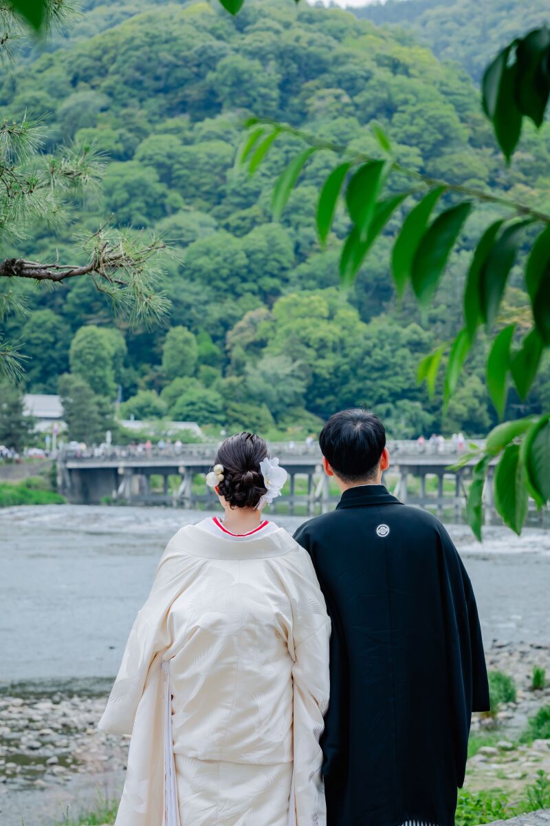 和装と渡月橋