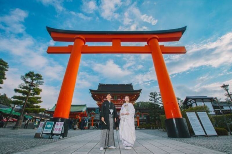 大きな鳥居の前で