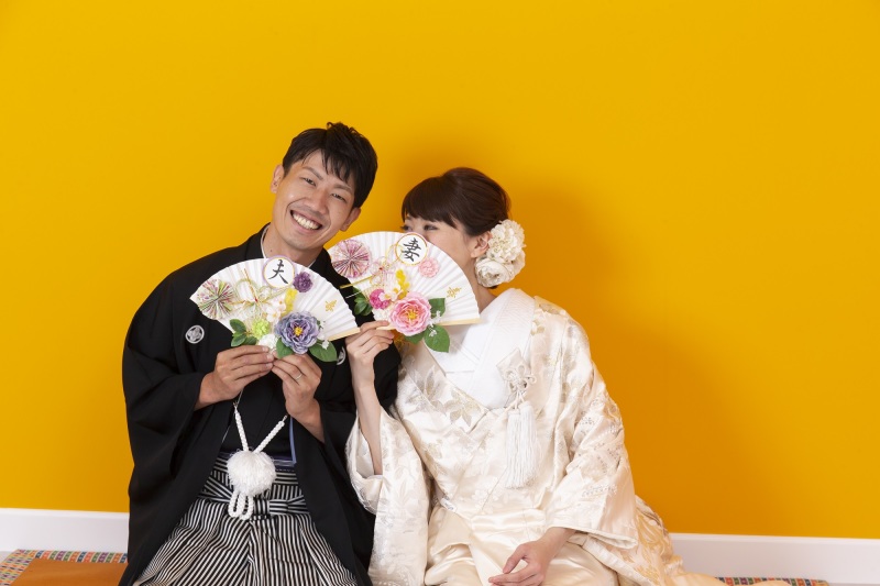 夫婦扇子を持って！