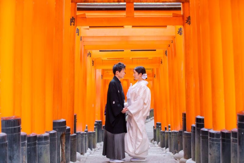 千本鳥居の前で