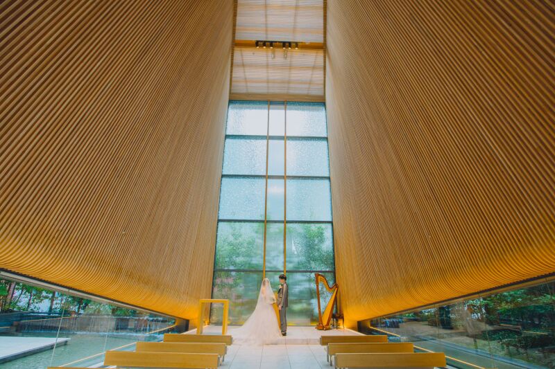 大きな窓から差し込む光の元で