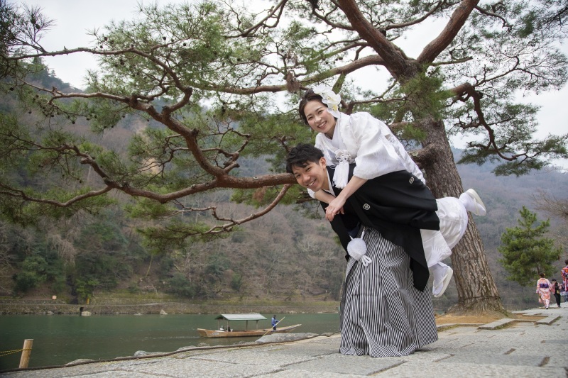 松をバックにおんぶショット