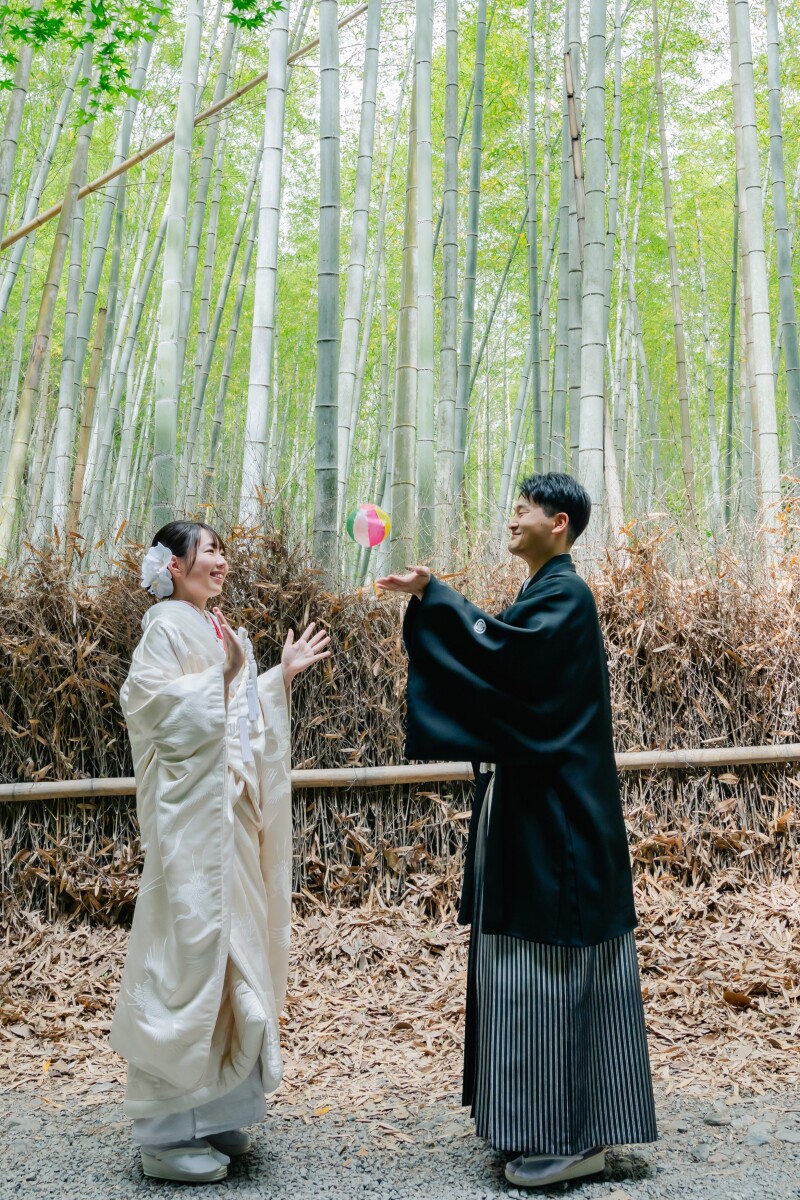 紙風船で遊ぶ新郎新婦♪