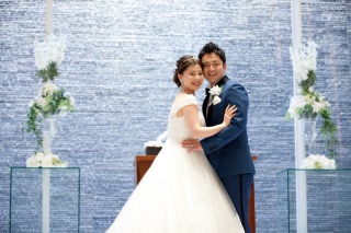 チャペル内でウェディングフォト