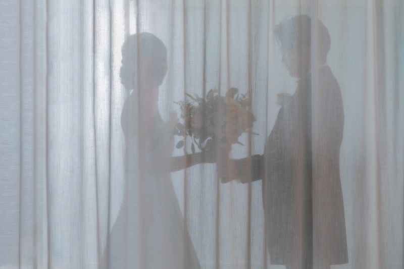 カーテン越しに