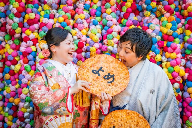 よめせんべいを一口で♪