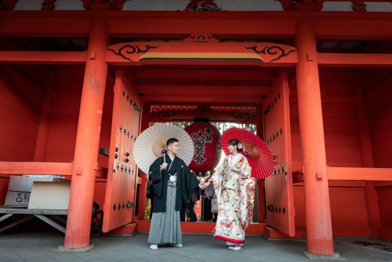 大きな提灯の前で