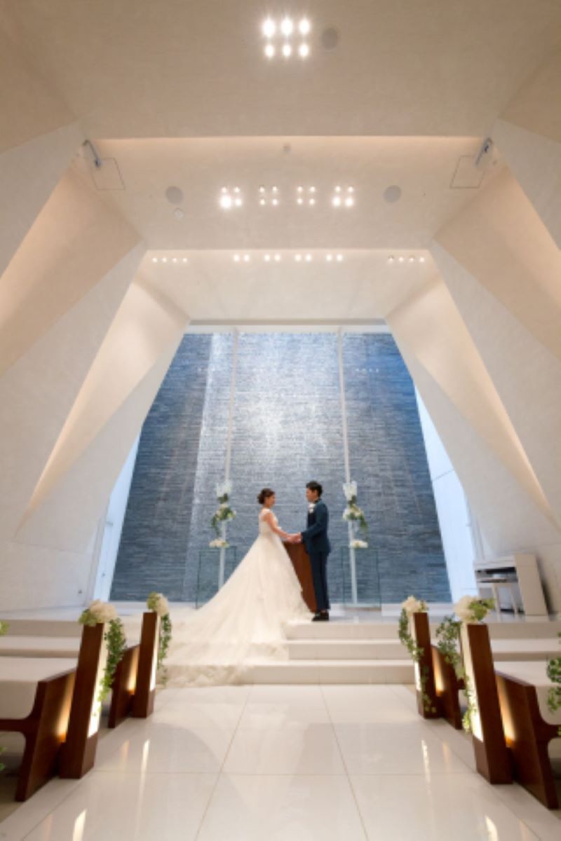 光に満ちた純白のチャペル