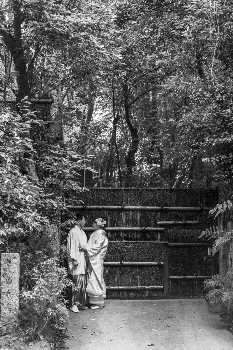 モノクロで渋く