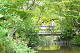 新緑に囲まれたすがすがしいロケーションで