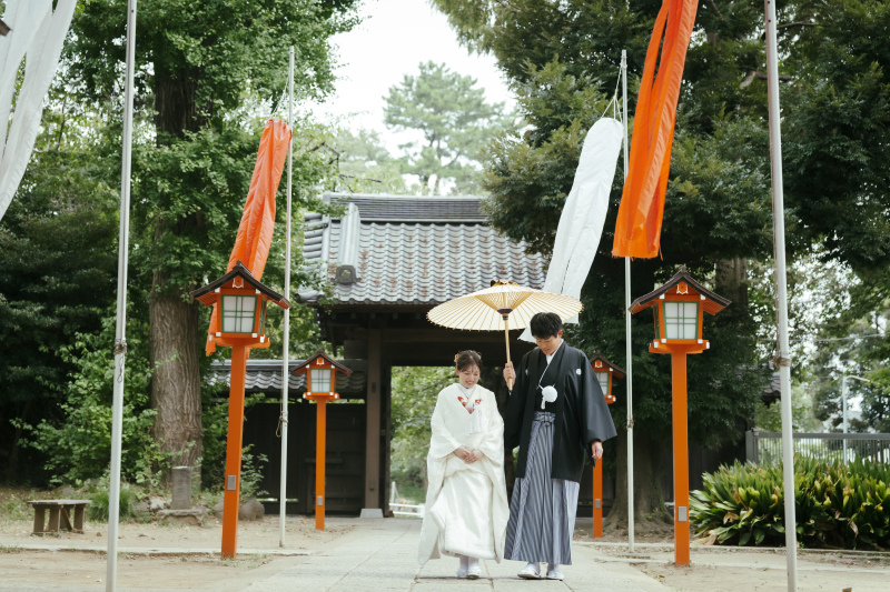 寄り添い歩くおふたり
