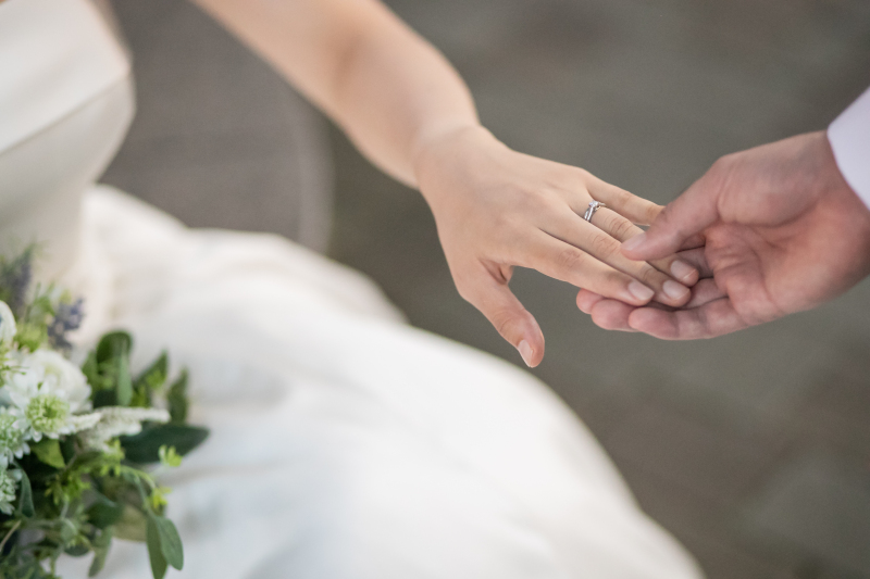 手を取り合って