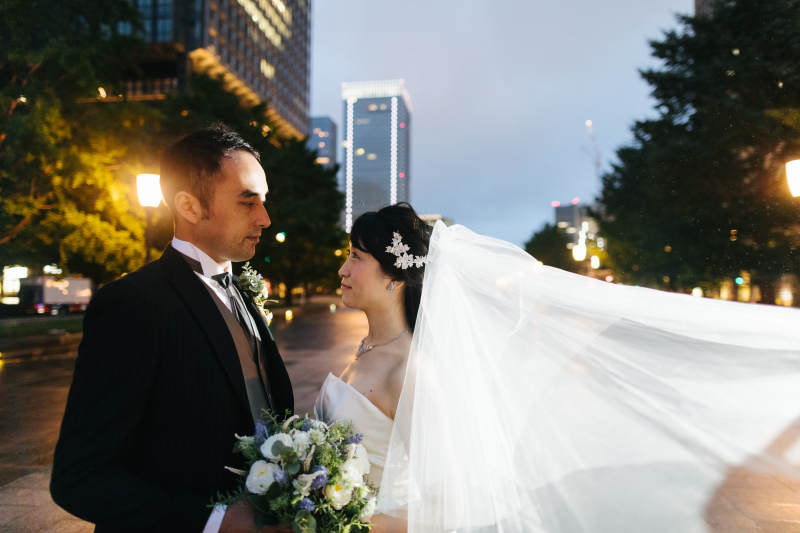 ベールを靡かせながら