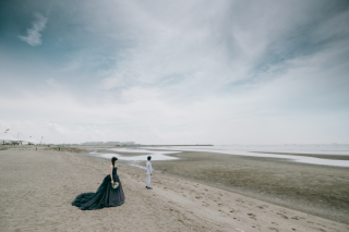 ブラックドレスで楽しむ海ロケーション