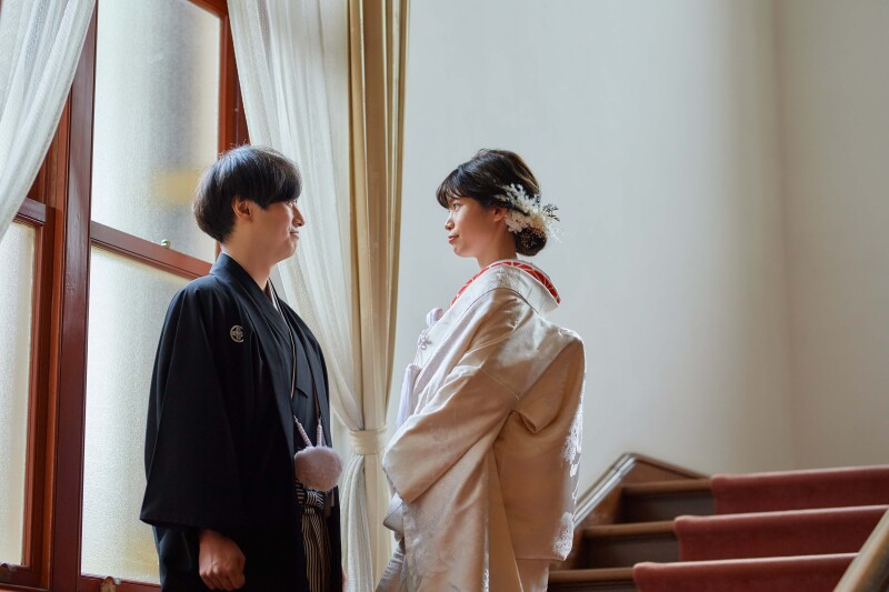 真紅の絨毯の階段で