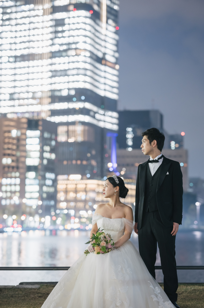 夜景をバックに