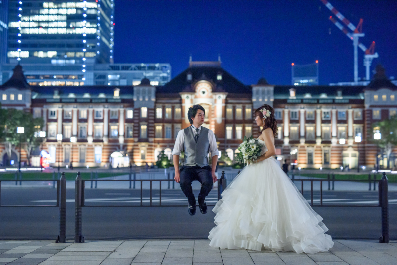 ライトアップされた東京駅で