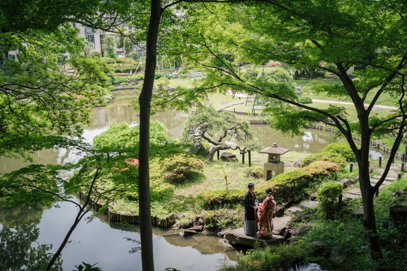 和装の映える庭園で