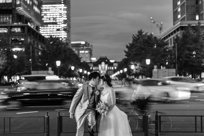 おしゃれな夜景を背景に