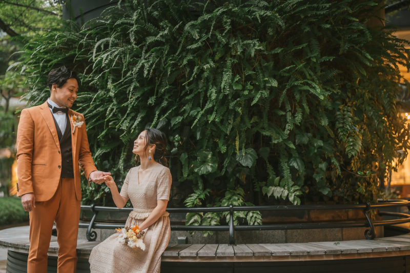 手を取り合って