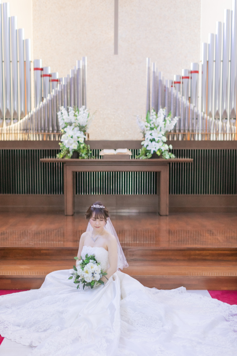 パイプオルガン輝く祭壇で